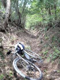 長尾あたりの山道