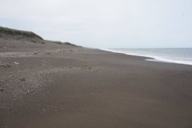 サロマ湖ワッカ原生花園からオホーツク海を望む