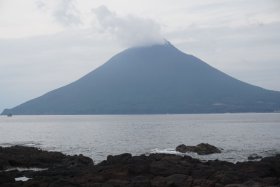 長崎鼻から開聞岳を望む